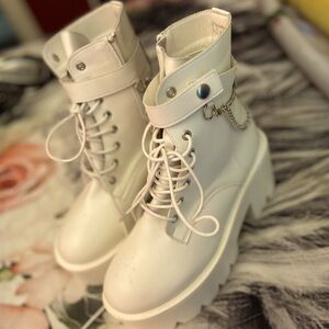 I’m selling these adorable cute white boots.